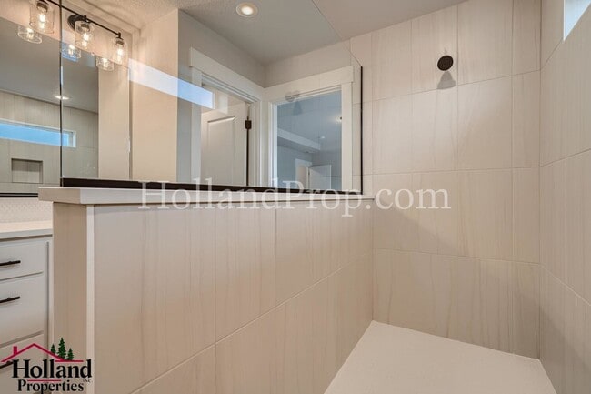 Building Photo - Luxurious South Hillsboro Home with a Fenced Backyard!