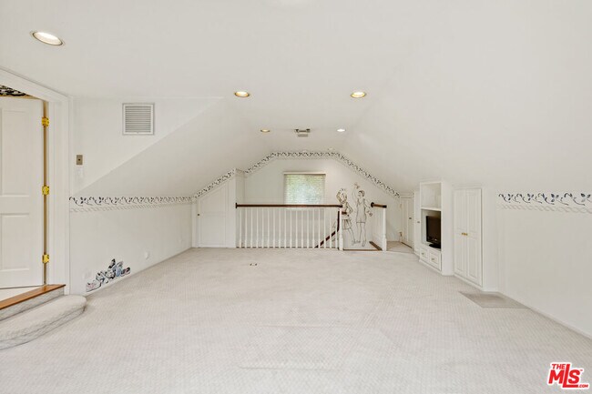 Building Photo - 710 Alta Dr