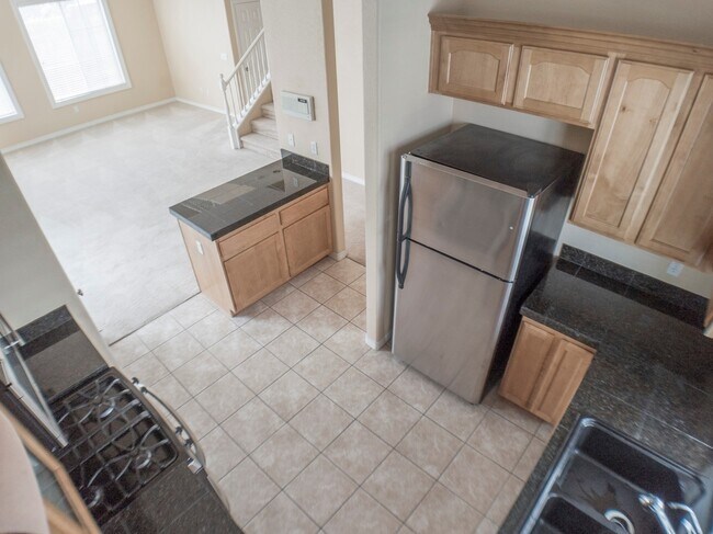 Building Photo - 3 BEDROOM, 3 BATHROOM, 2 CAR GARAGE, COMMUNITY POOL & SPA