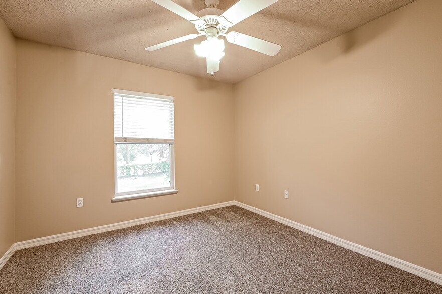 Building Photo - 4785 Willamette Cir