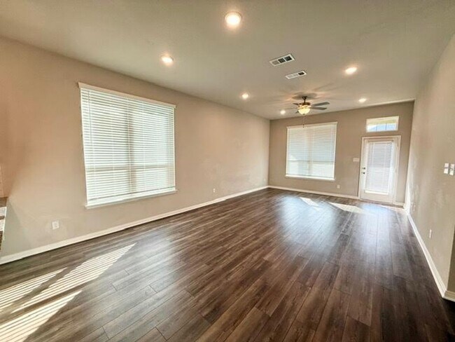 Building Photo - 4/3 house in Midway ISD.