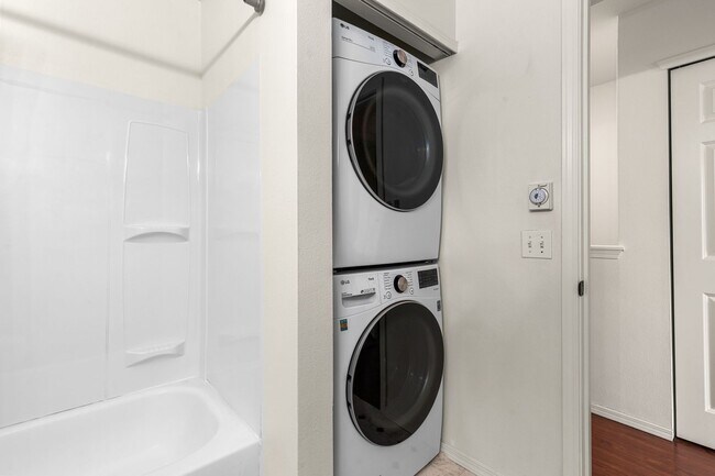 Building Photo - Spacious 2-Bed, 2-Bath Townhome Near Lynnwood & Mill Creek – Modern Comfort & Prime Location!