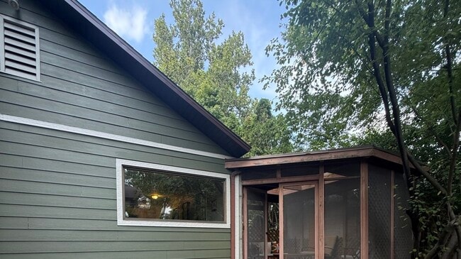 Building Photo - 707 W Iowa St