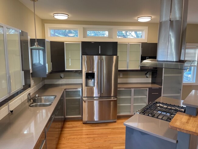 Building Photo - West Asheville, Green Built,  4 Bedroom, 4 Bathrooms. Two separate  living areas.