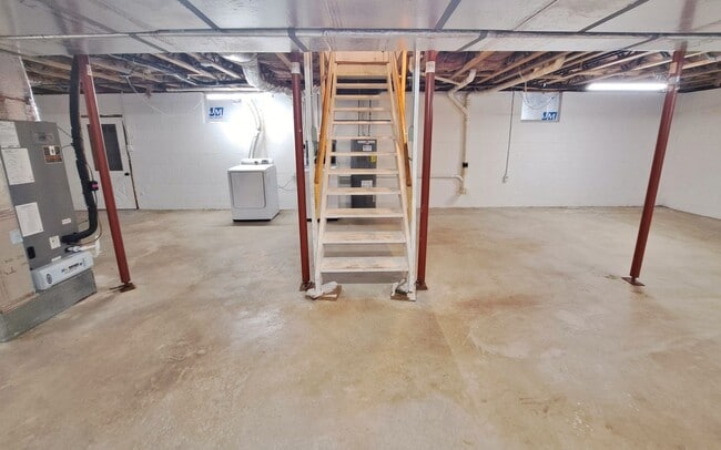 Building Photo - 3 Bed / 1-1/5 Bath Single Family Home w/Attached 2-Car Garage