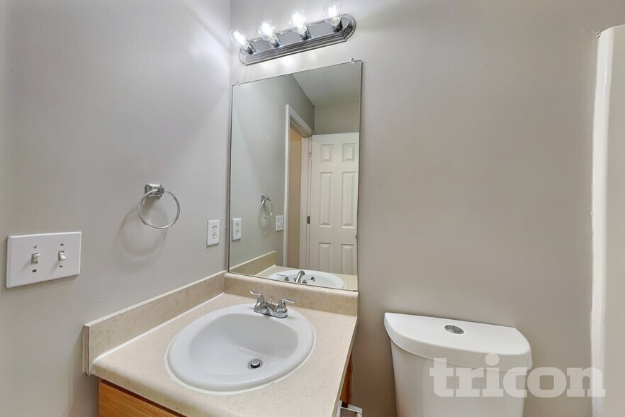 Building Photo - 6316 Wellington Ct