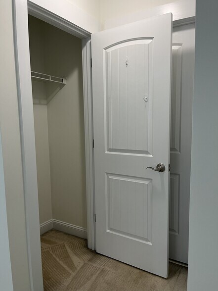 Building Photo - 527 Dubois Ct