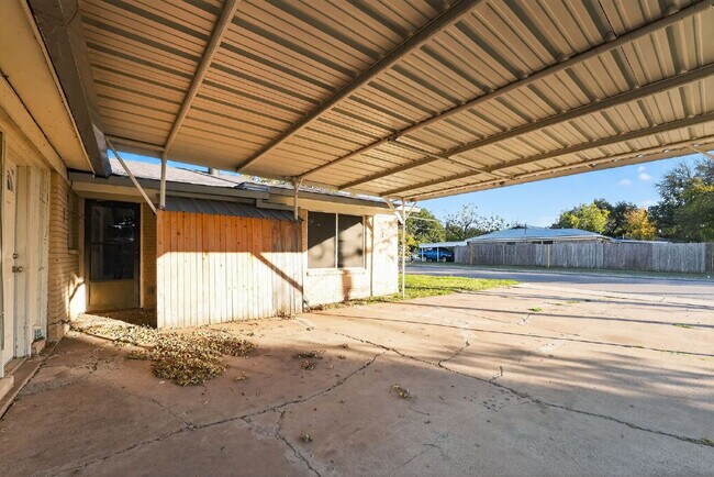 Building Photo - Charming 3-Bedroom Home on a Corner Lot in Fort Worth!