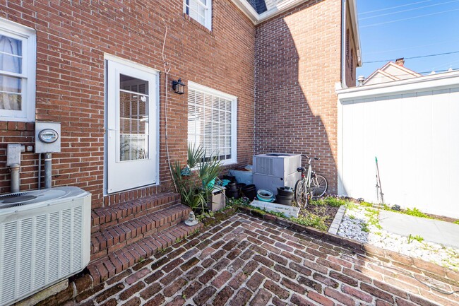 Building Photo - 4 Bedroom 3.5 Bath Townhome in Harleston V...