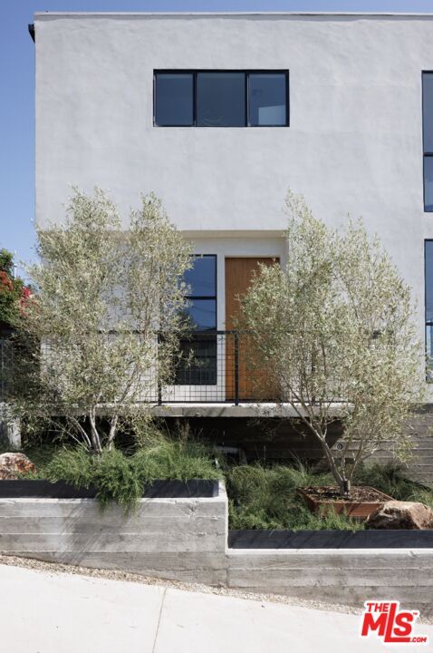 Building Photo - 1628 1/2 Micheltorena St