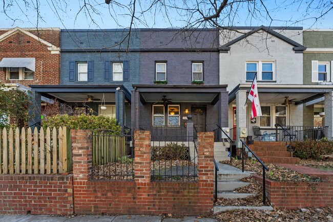 Building Photo - Capitol Hill Townhome | 3 Bed | 2 Bath | 1,350 Sf | Fenced-In Backyard