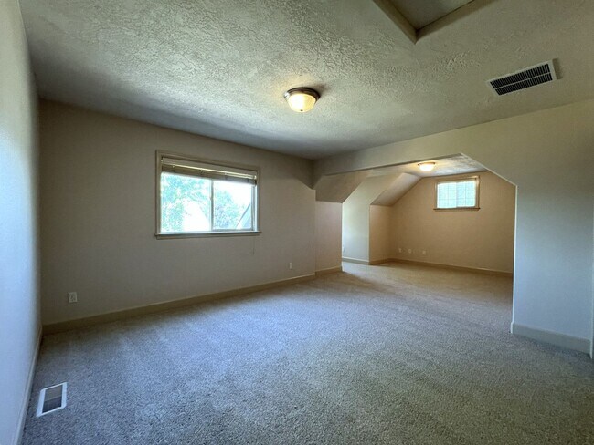 Building Photo - Beautiful 4 bed 3.5 bath home in Eagle jus...