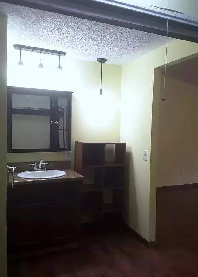 Building Photo - 3 Br Home Available in Nice Neighborhood J...