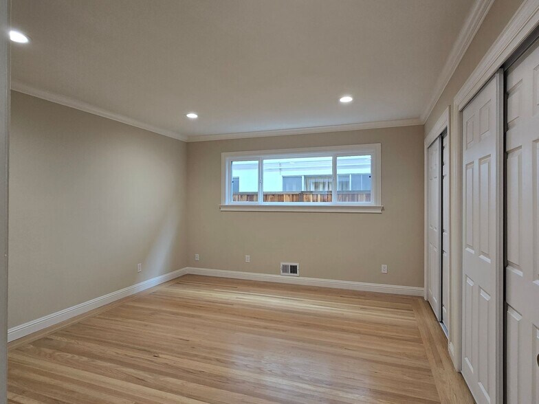 Building Photo - 280 Waverley St