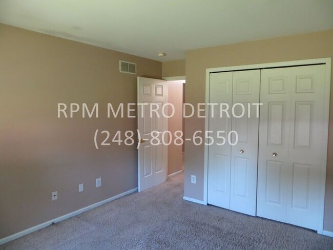 Building Photo - Sterling Heights Condo(16 Mile & Mound)