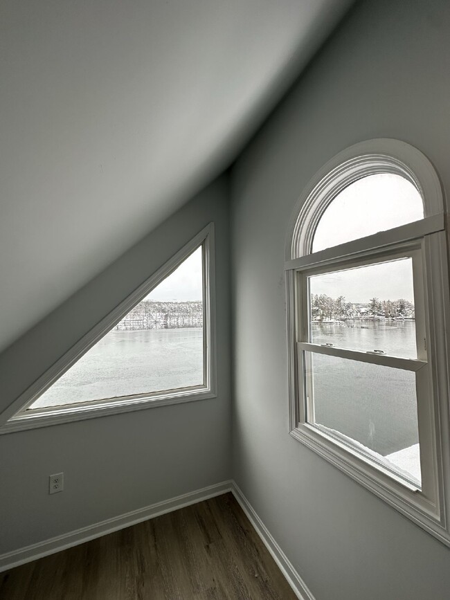Building Photo - Luxurious 2 Bed, 2 Bath Rental on Lake Qui...