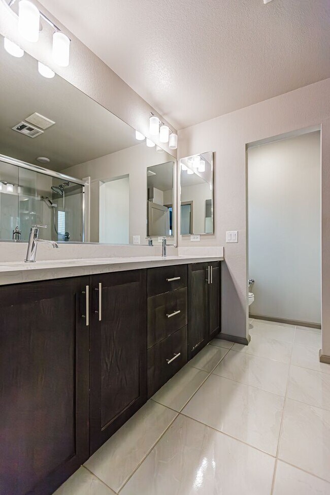 Building Photo - Rooftop Balcony