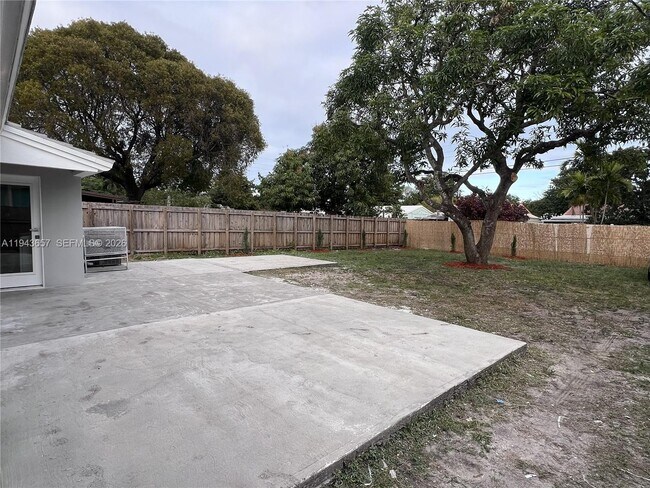 Building Photo - 1432 N Andrews Ave