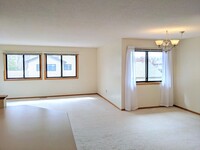 Building Photo - Spacious 2 Bed 2 Bath in Gorgeous Townhome