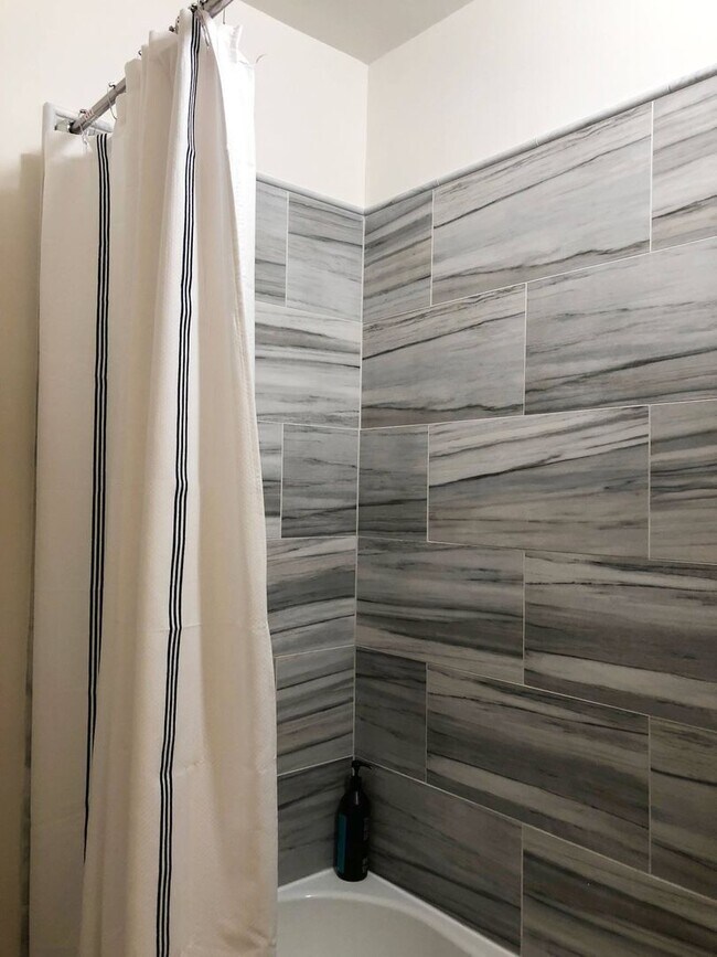 Building Photo - Available June 2026 – Furnished 1BR in Hundred Oaks | Utilities Included