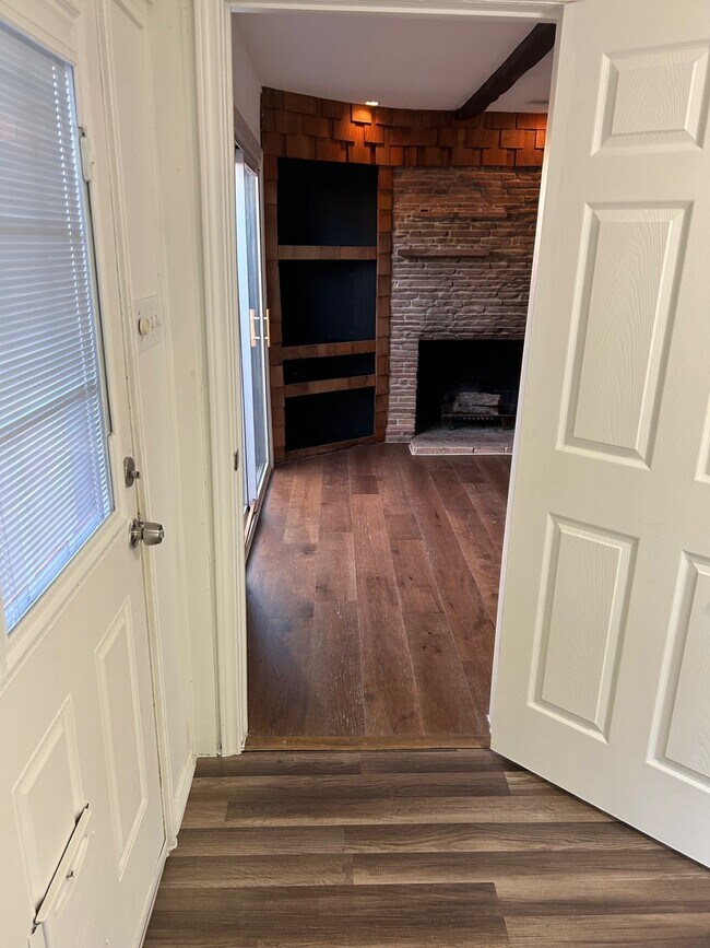 Building Photo - 1922 Vassar St