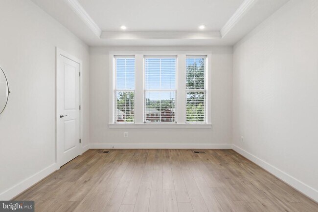 Building Photo - 2252 S Glebe Rd