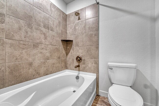 Building Photo - $4,450.00, 5 bed, 4.5-bath located in Broo...