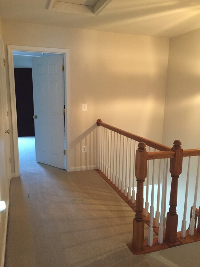 Building Photo - COZY TOWNHOUSE - Minutes to Quantico
