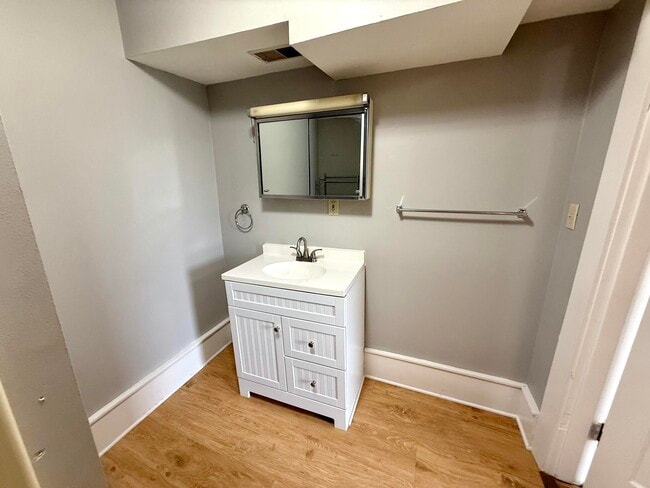 Building Photo - 927 E Mt Vernon St