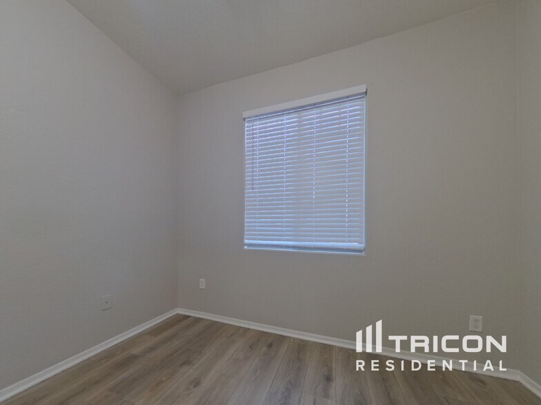 Building Photo - 7919 S 73rd Dr