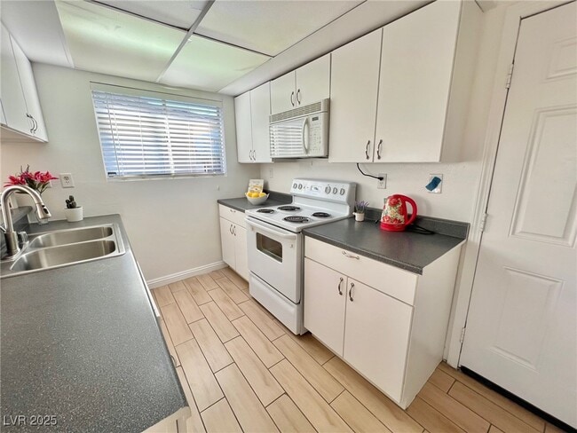 Building Photo - 428 S Beaumont St