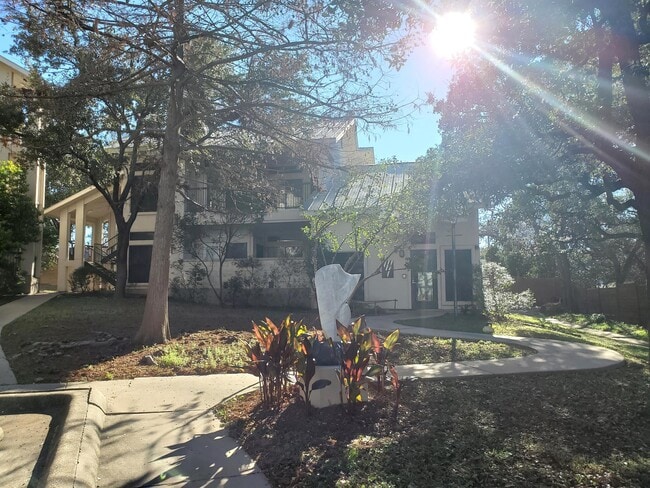 Building Photo - 2209 Hancock Dr