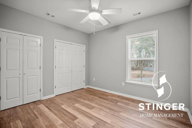 Building Photo - 1808 Lenora Dr