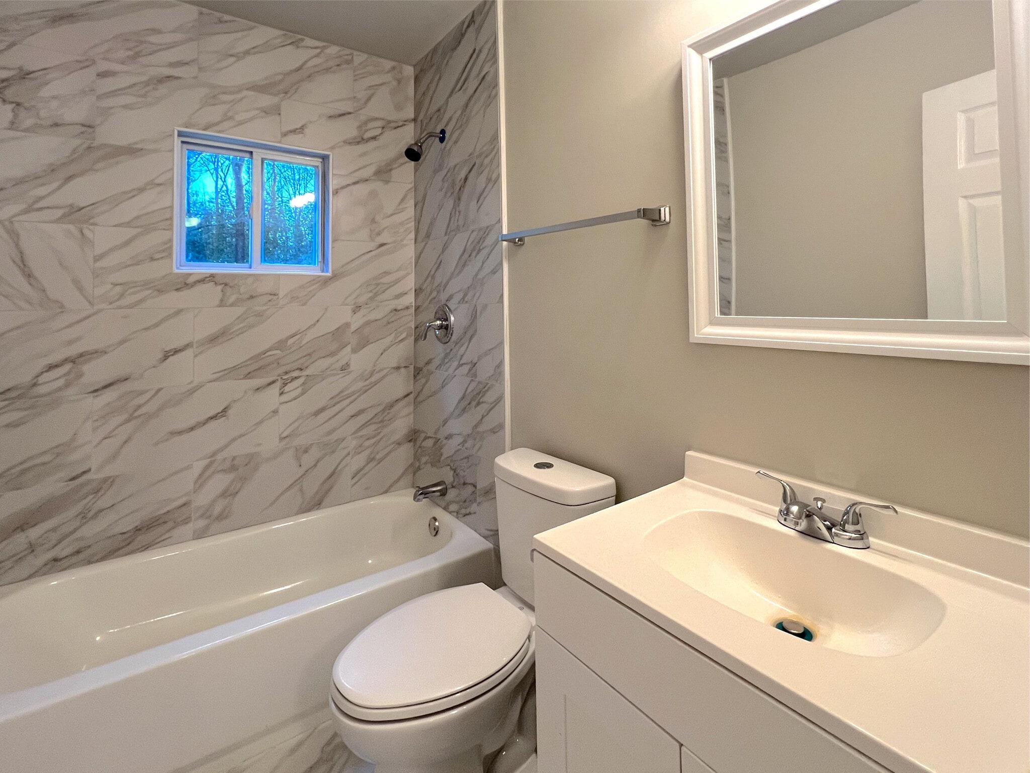 Building Photo - Room in Apartment on Gresham Park Dr