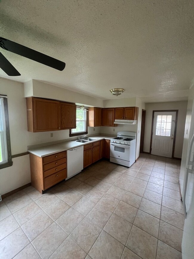 Building Photo - Millcreek 3 Bedroom House