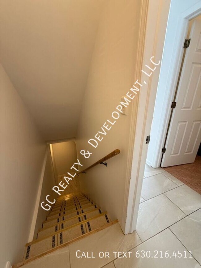 Building Photo - 885 Chelsea Ct