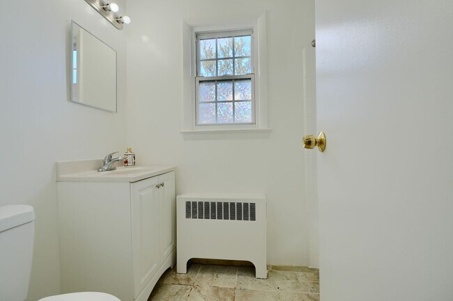 Building Photo - 1 Bed 1 Bath Home for Rent in Rockville, MD- INCLUDES GAS/HEAT AND WATER