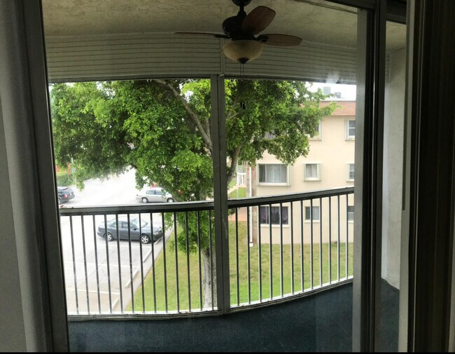 Building Photo - 700 Village Green Ct