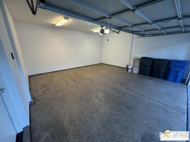 Building Photo - 810 E Palm Canyon Dr