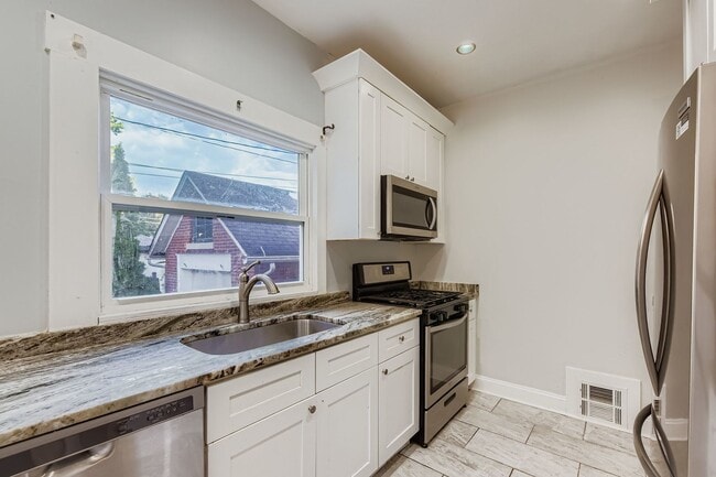 Building Photo - 7356 N Ashland Blvd