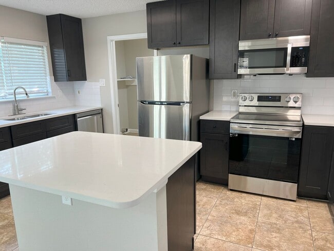 Building Photo - Lovely Ventura rental!