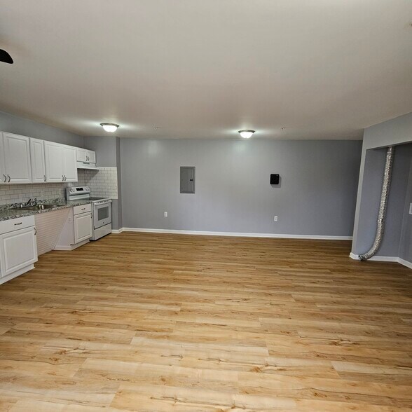 Building Photo - 429 E 9th St