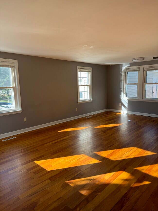 Building Photo - 10 Windorf Cir
