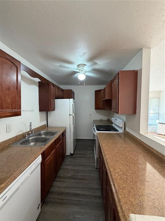 Building Photo - 125 SW 1st Ave