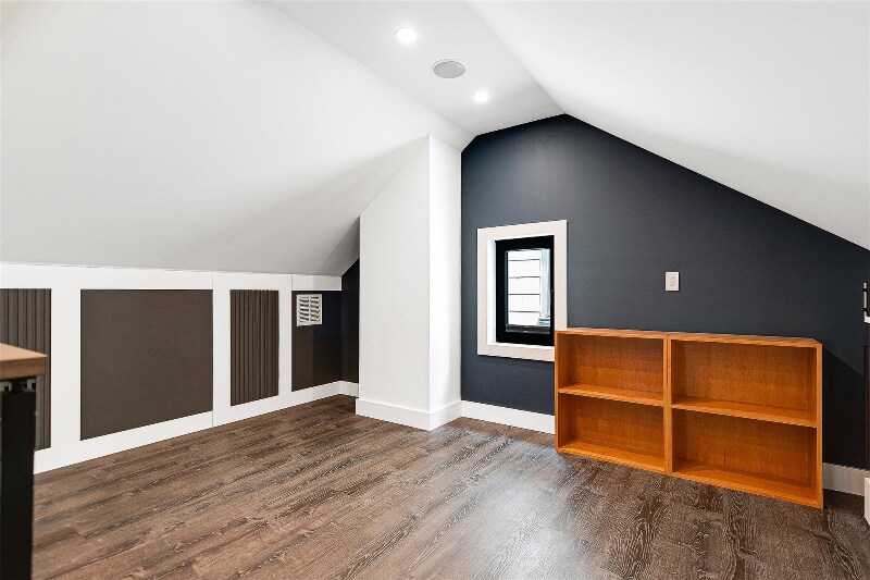 Building Photo - 71-31 Loubet St