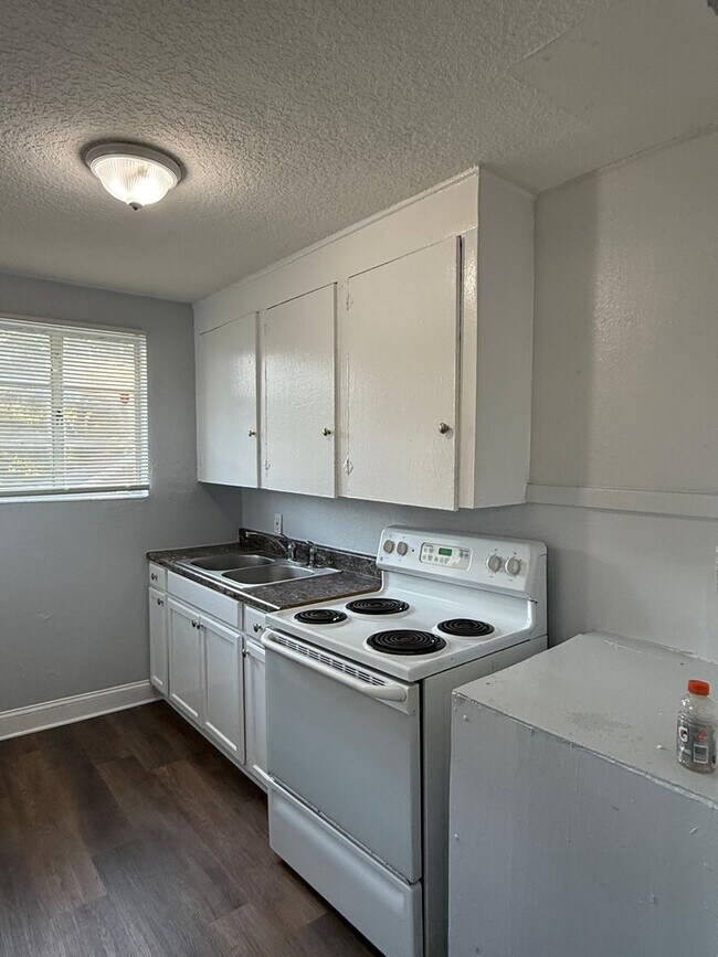 Building Photo - 1024/1026 W 8th St.