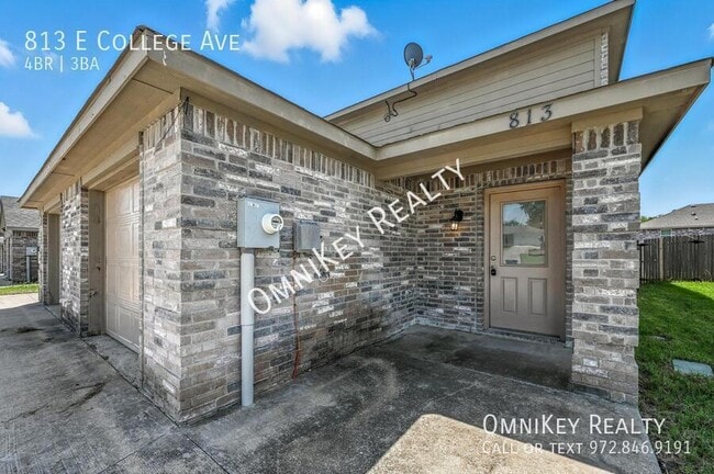 Building Photo - 813 E College Ave