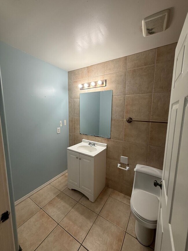 Building Photo - Spacious 4BR/3BA Home on Redmond Street – COMMERCIAL STYLE KITCHEN - Port Charlotte-$500 FIVE HUN...