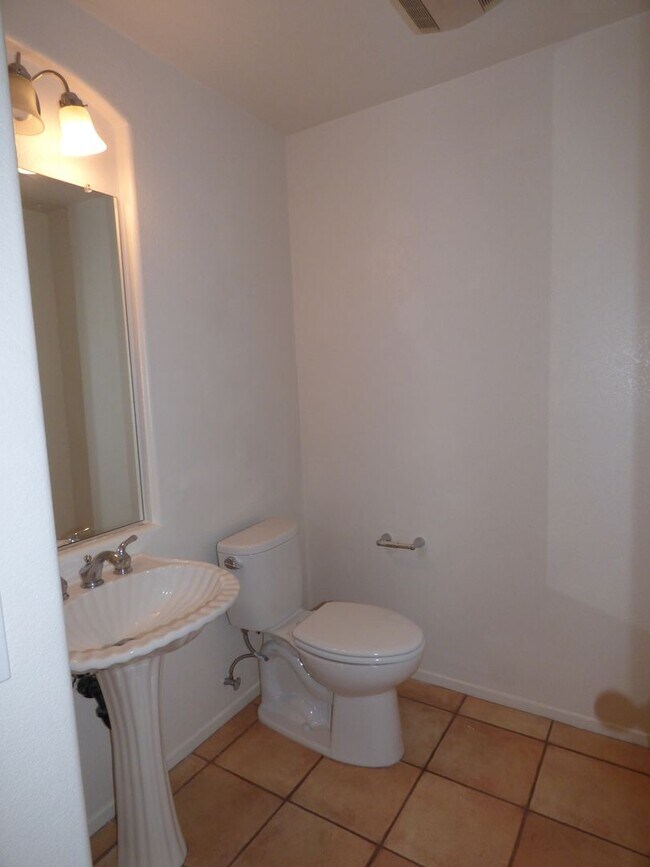 Building Photo - Spacious Townhouse located in Poinsettia Heights