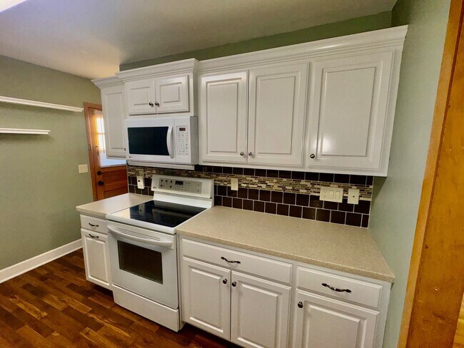 Building Photo - Bright and Spacious 3-Bedroom Home with Flexible Living Space